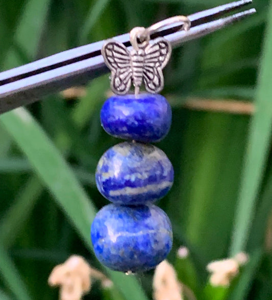 Lapis lazuli, pendentif de 42 millimètres de hauteur x 14 x 14. Vendu avec un cordon réglable de couleur noire !