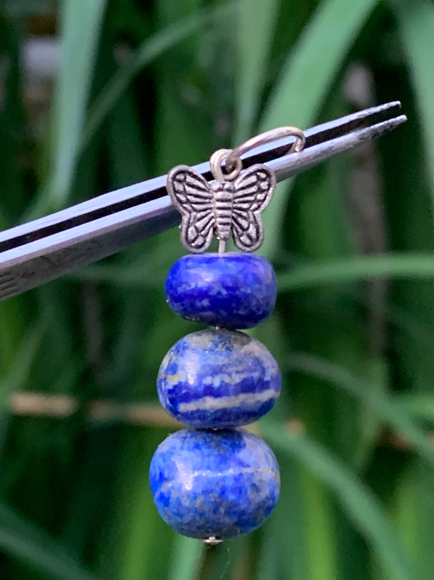 Lapis lazuli, pendentif de 42 millimètres de hauteur x 14 x 14. Vendu avec un cordon réglable de couleur noire !