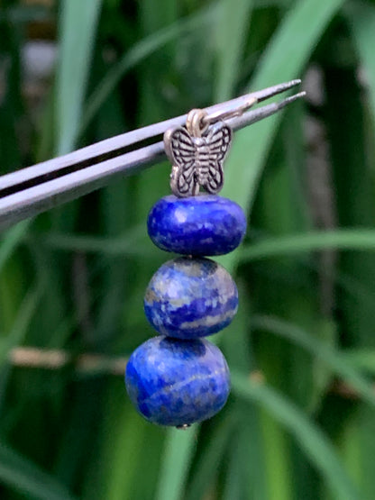 Lapis lazuli, pendentif de 42 millimètres de hauteur x 14 x 14. Vendu avec un cordon réglable de couleur noire !