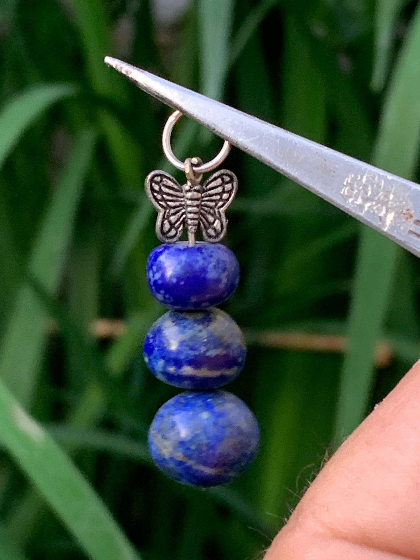 Lapis lazuli, pendentif de 42 millimètres de hauteur x 14 x 14. Vendu avec un cordon réglable de couleur noire !