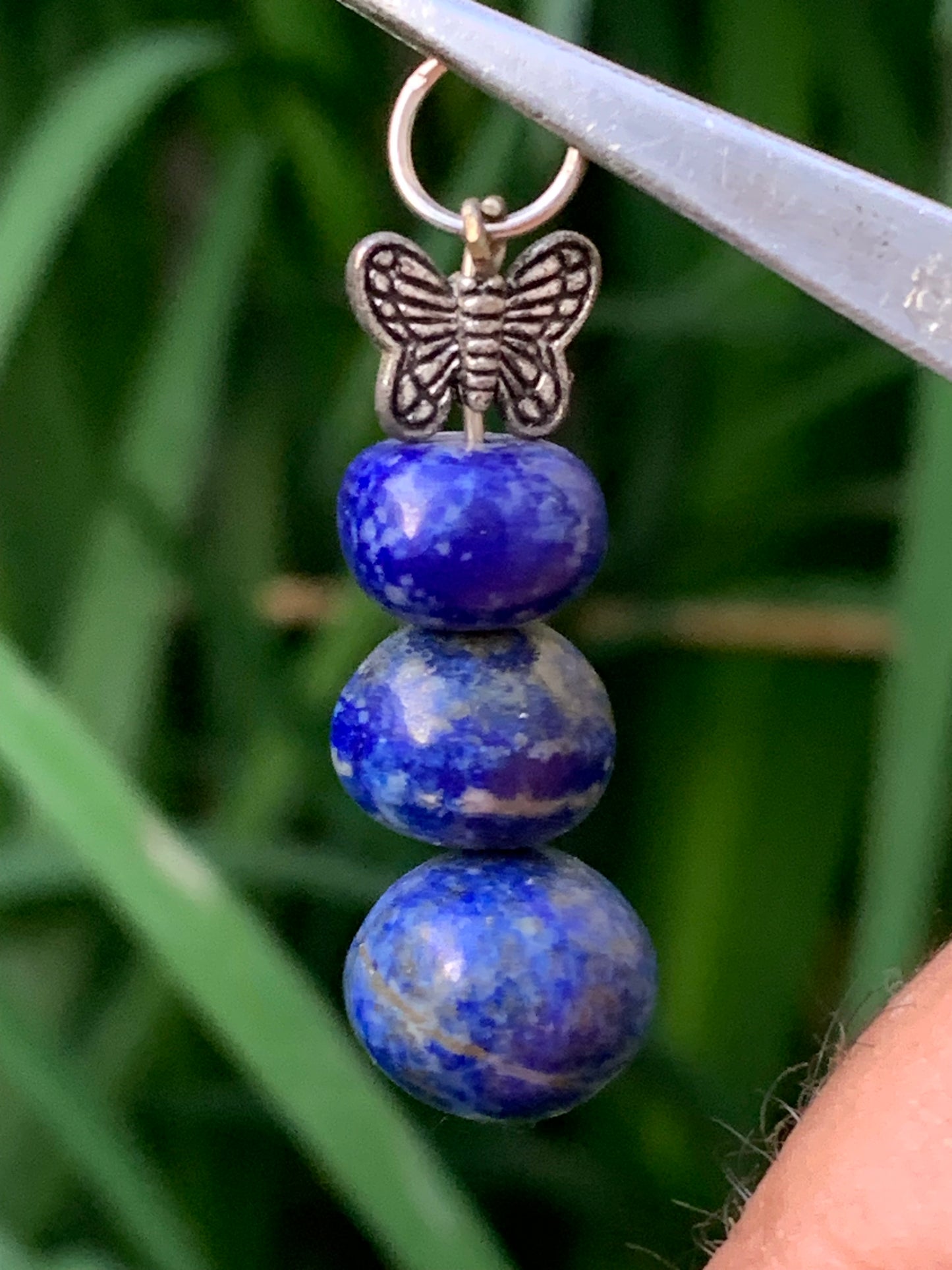 Lapis lazuli, pendentif de 42 millimètres de hauteur x 14 x 14. Vendu avec un cordon réglable de couleur noire !