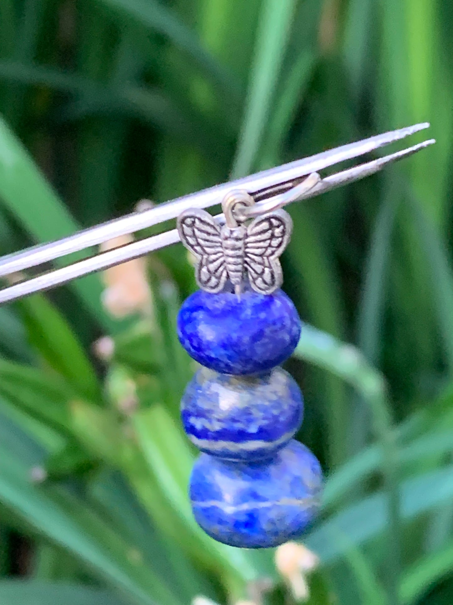 Lapis lazuli, pendentif de 42 millimètres de hauteur x 14 x 14. Vendu avec un cordon réglable de couleur noire !