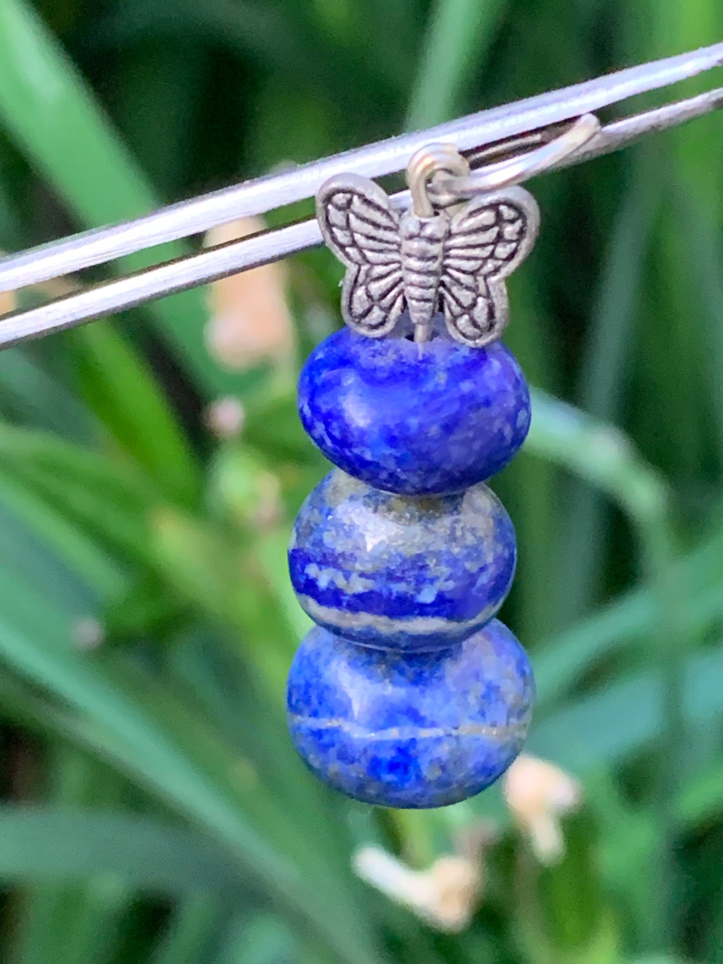 Lapis lazuli, pendentif de 42 millimètres de hauteur x 14 x 14. Vendu avec un cordon réglable de couleur noire !