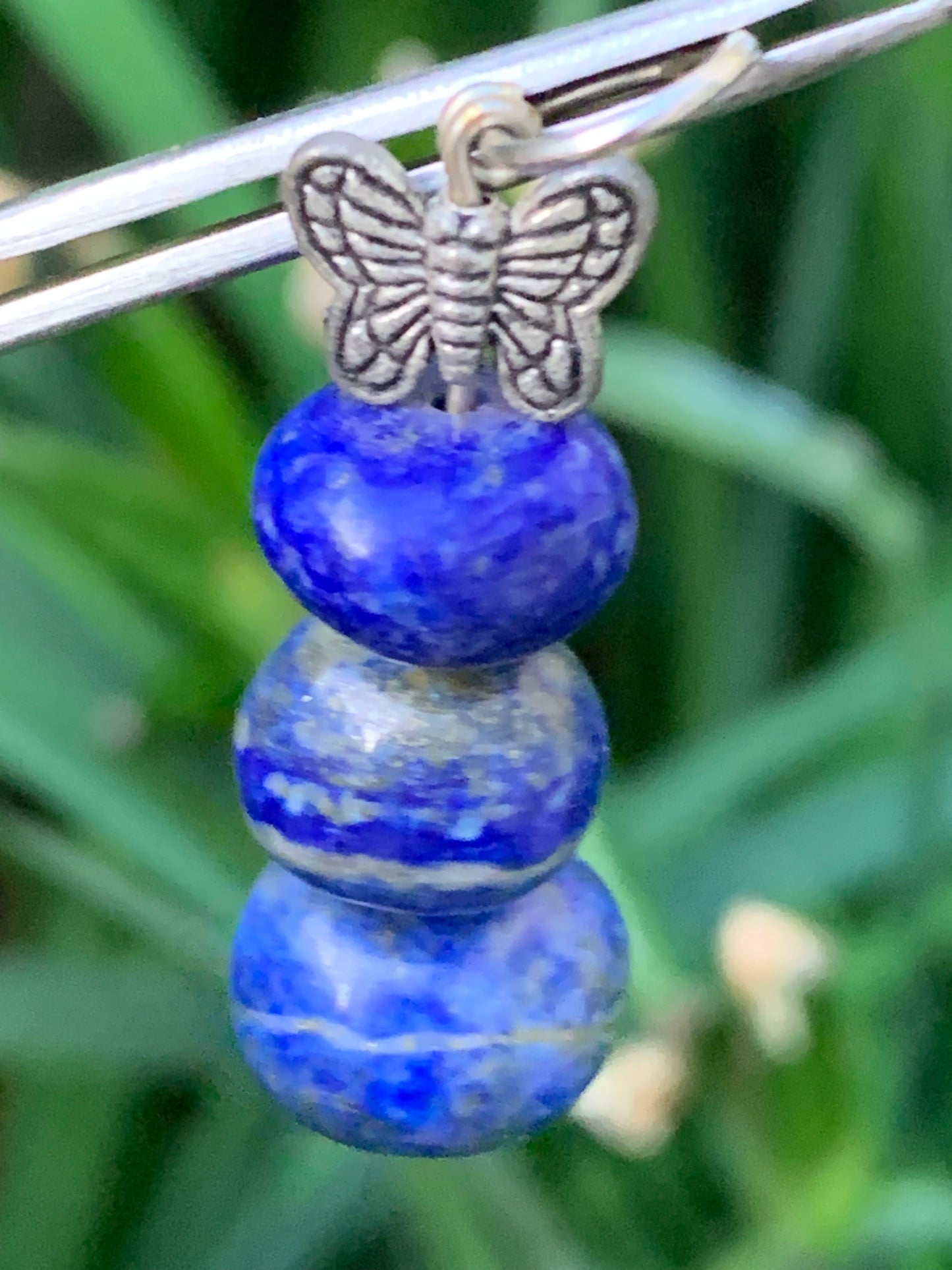 Lapis lazuli, pendentif de 42 millimètres de hauteur x 14 x 14. Vendu avec un cordon réglable de couleur noire !