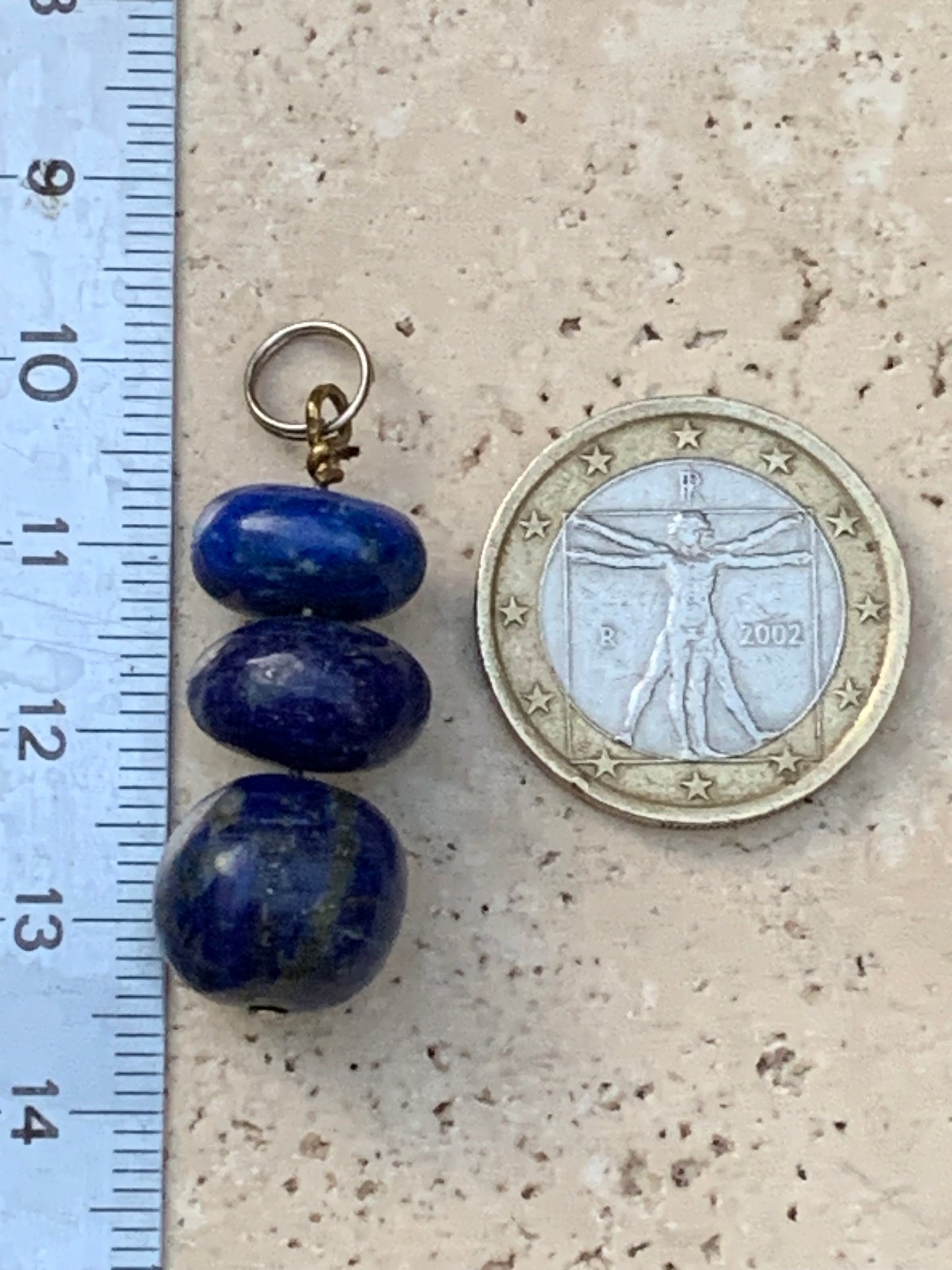 Lapis lazuli, pendentif de 40 millimètres de hauteur x12x12. Vendu avec un cordon réglable de couleur noire !
