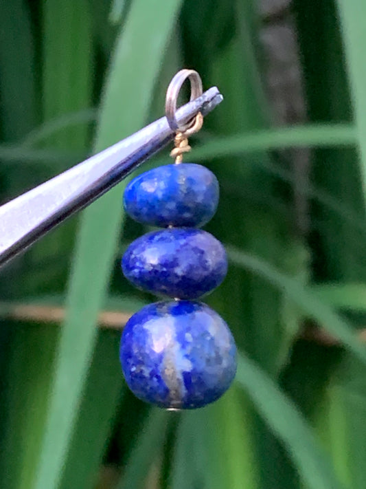 Lapis lazuli, pendentif de 40 millimètres de hauteur x12x12. Vendu avec un cordon réglable de couleur noire !