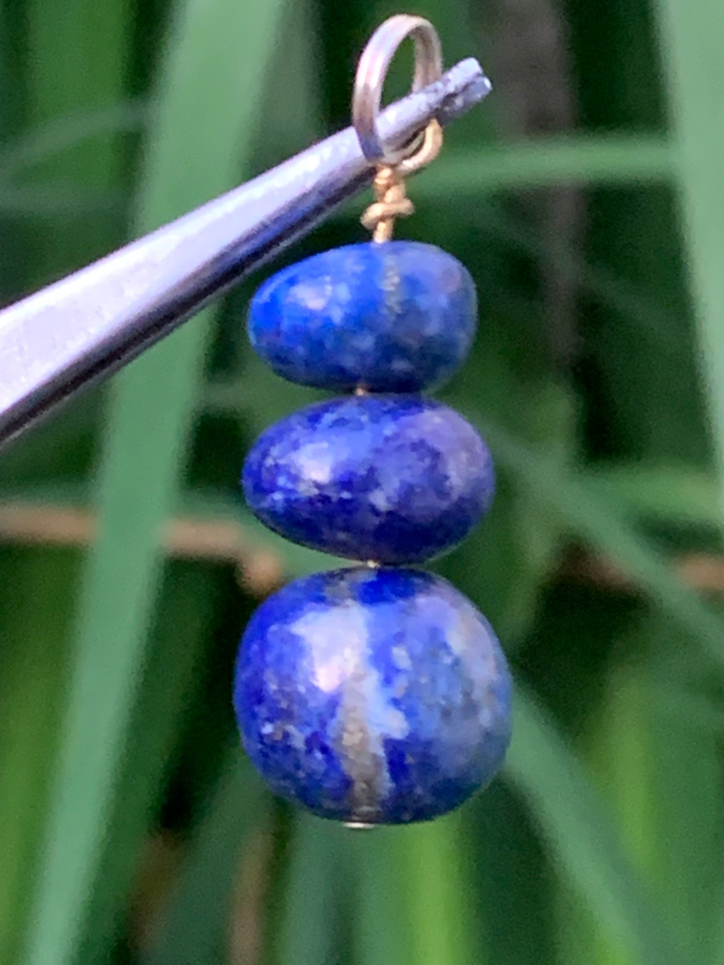 Lapis lazuli, pendentif de 40 millimètres de hauteur x12x12. Vendu avec un cordon réglable de couleur noire !