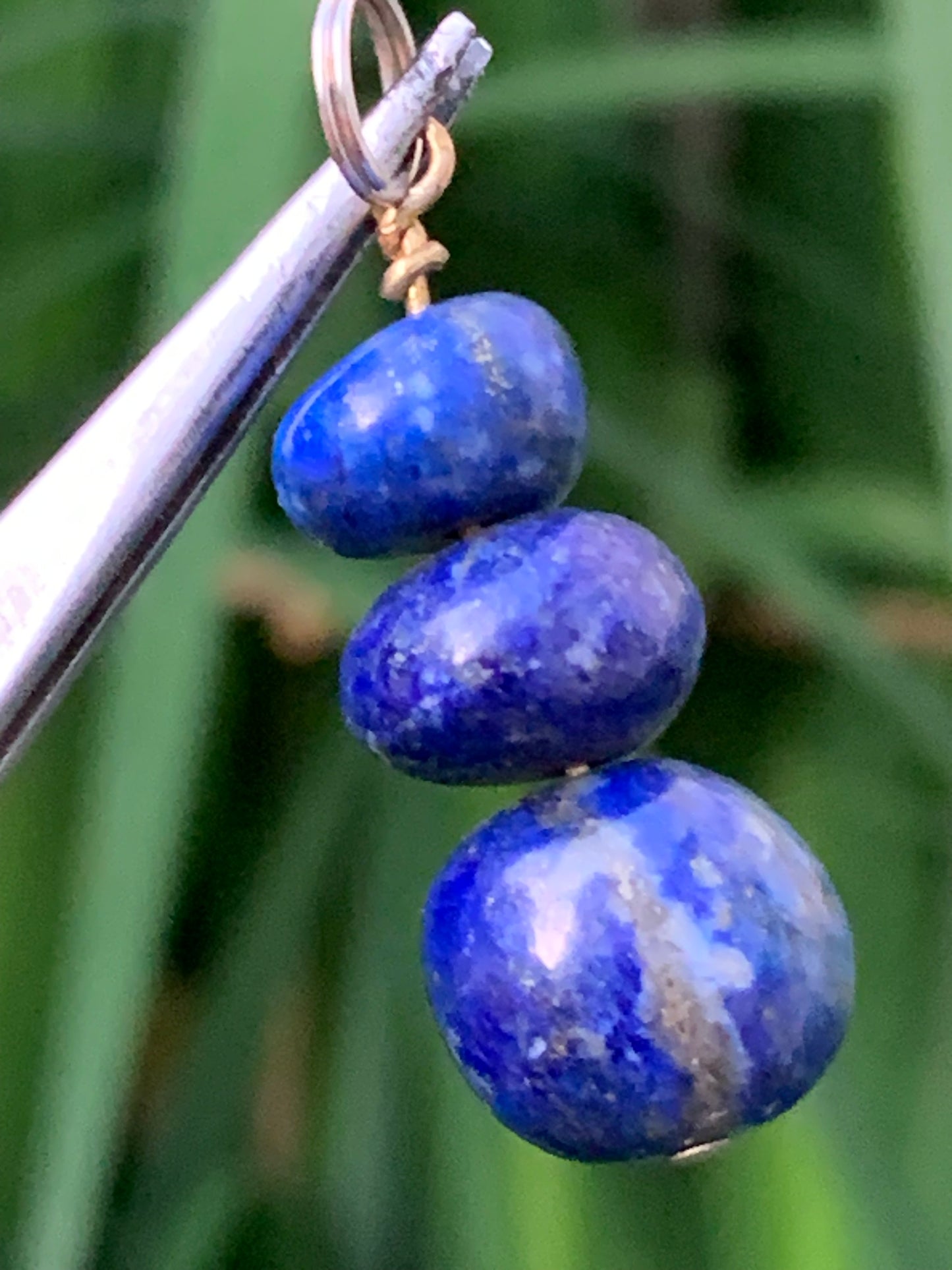 Lapis lazuli, pendentif de 40 millimètres de hauteur x12x12. Vendu avec un cordon réglable de couleur noire !