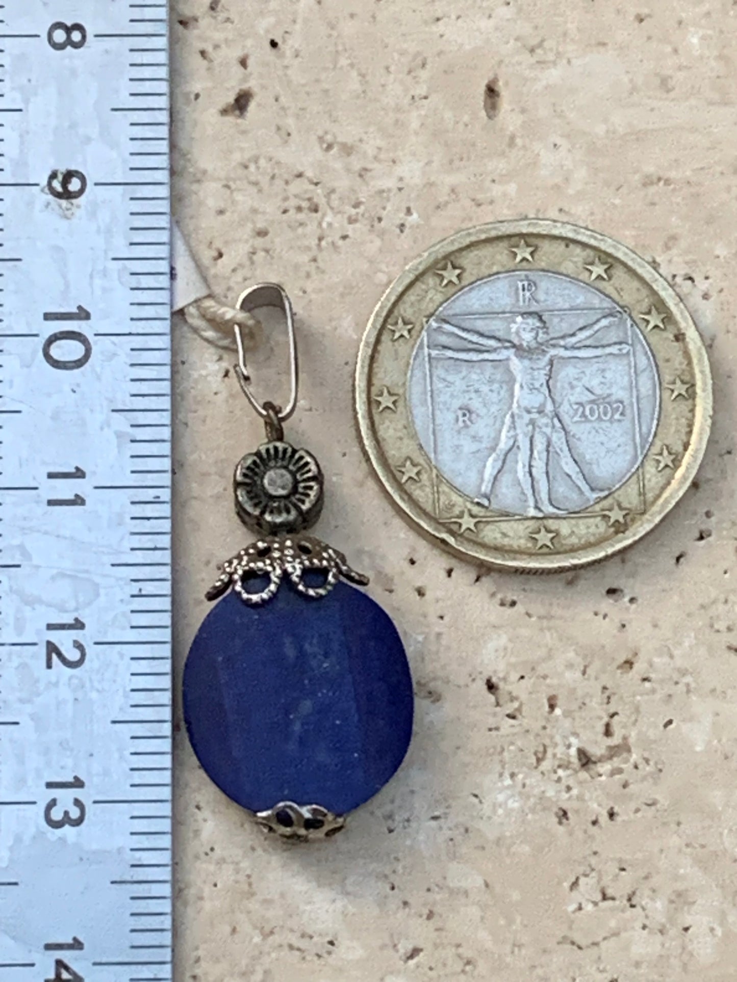Lapis lazuli, pendentif avec fantaisie de 35 millimètres de hauteur totale x 15 x 5. Vendu avec un cordon réglable de couleur noire !