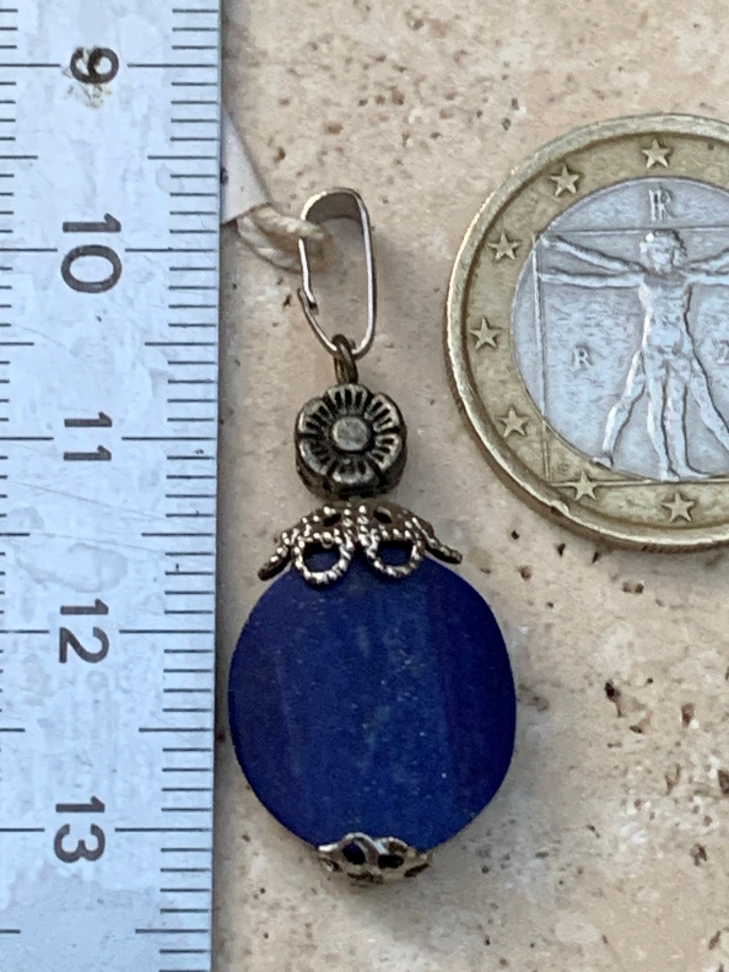 Lapis lazuli, pendentif avec fantaisie de 35 millimètres de hauteur totale x 15 x 5. Vendu avec un cordon réglable de couleur noire !