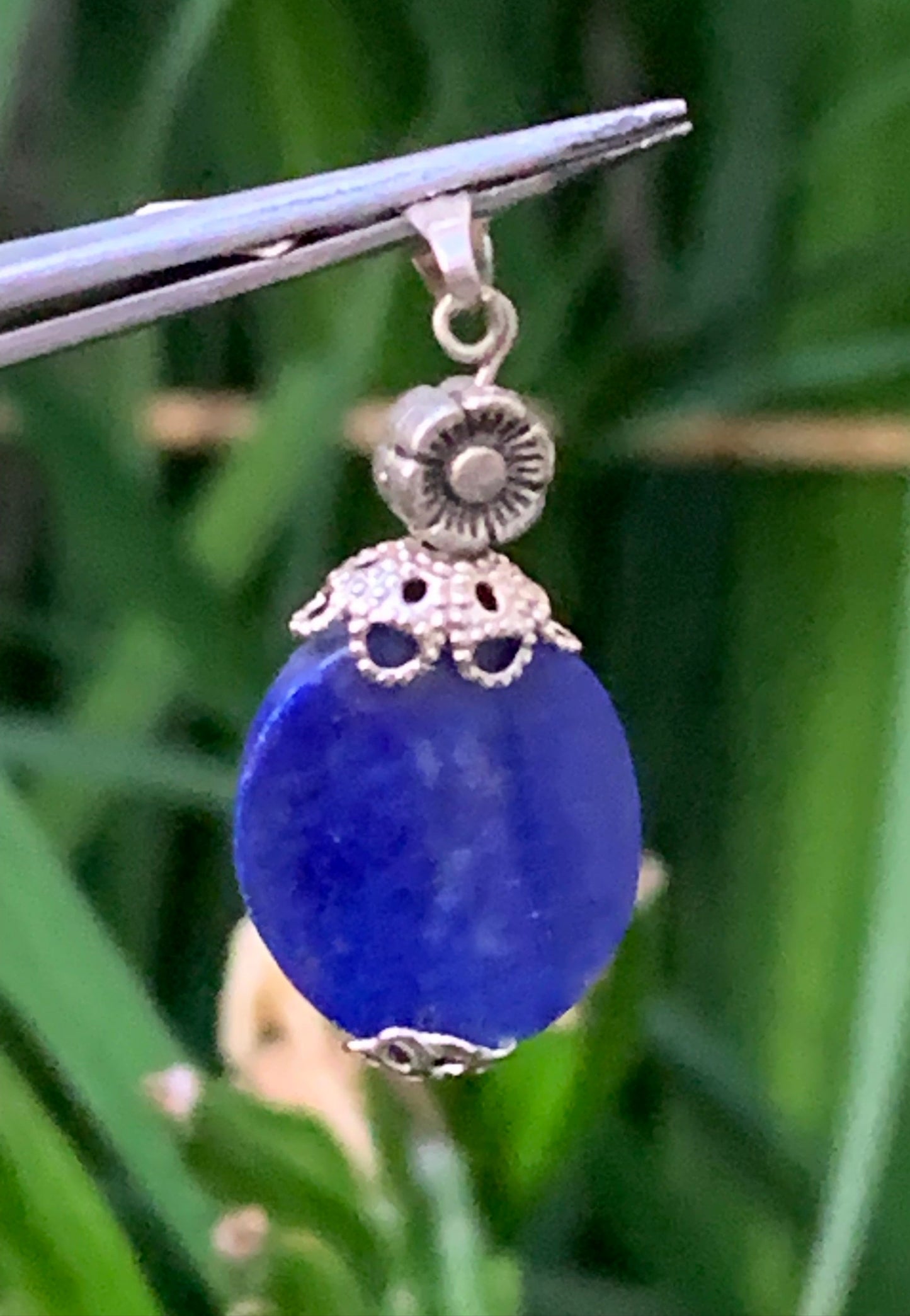 Lapis lazuli, pendentif avec fantaisie de 35 millimètres de hauteur totale x 15 x 5. Vendu avec un cordon réglable de couleur noire !