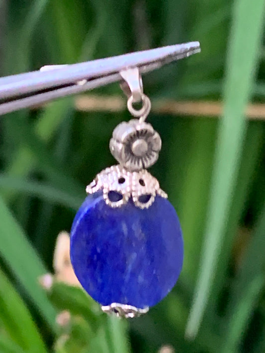 Lapis lazuli, pendentif avec fantaisie de 35 millimètres de hauteur totale x 15 x 5. Vendu avec un cordon réglable de couleur noire !
