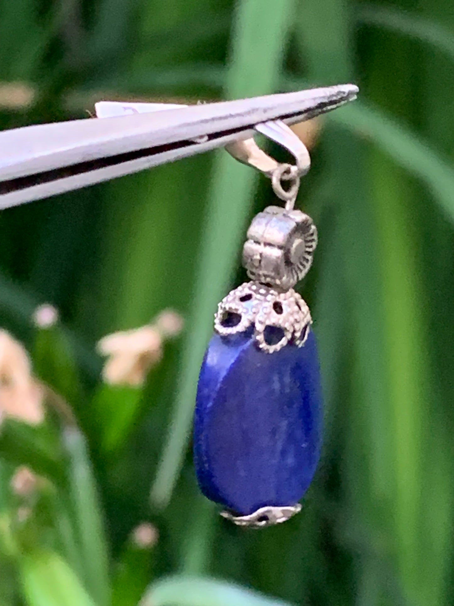 Lapis lazuli, pendentif avec fantaisie de 35 millimètres de hauteur totale x 15 x 5. Vendu avec un cordon réglable de couleur noire !