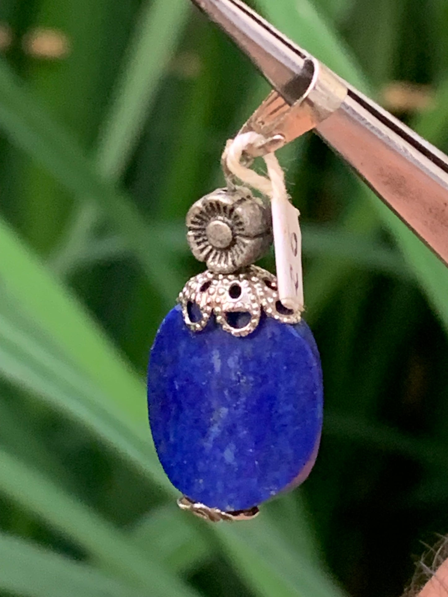 Lapis lazuli, pendentif avec fantaisie de 35 millimètres de hauteur totale x 15 x 5. Vendu avec un cordon réglable de couleur noire !