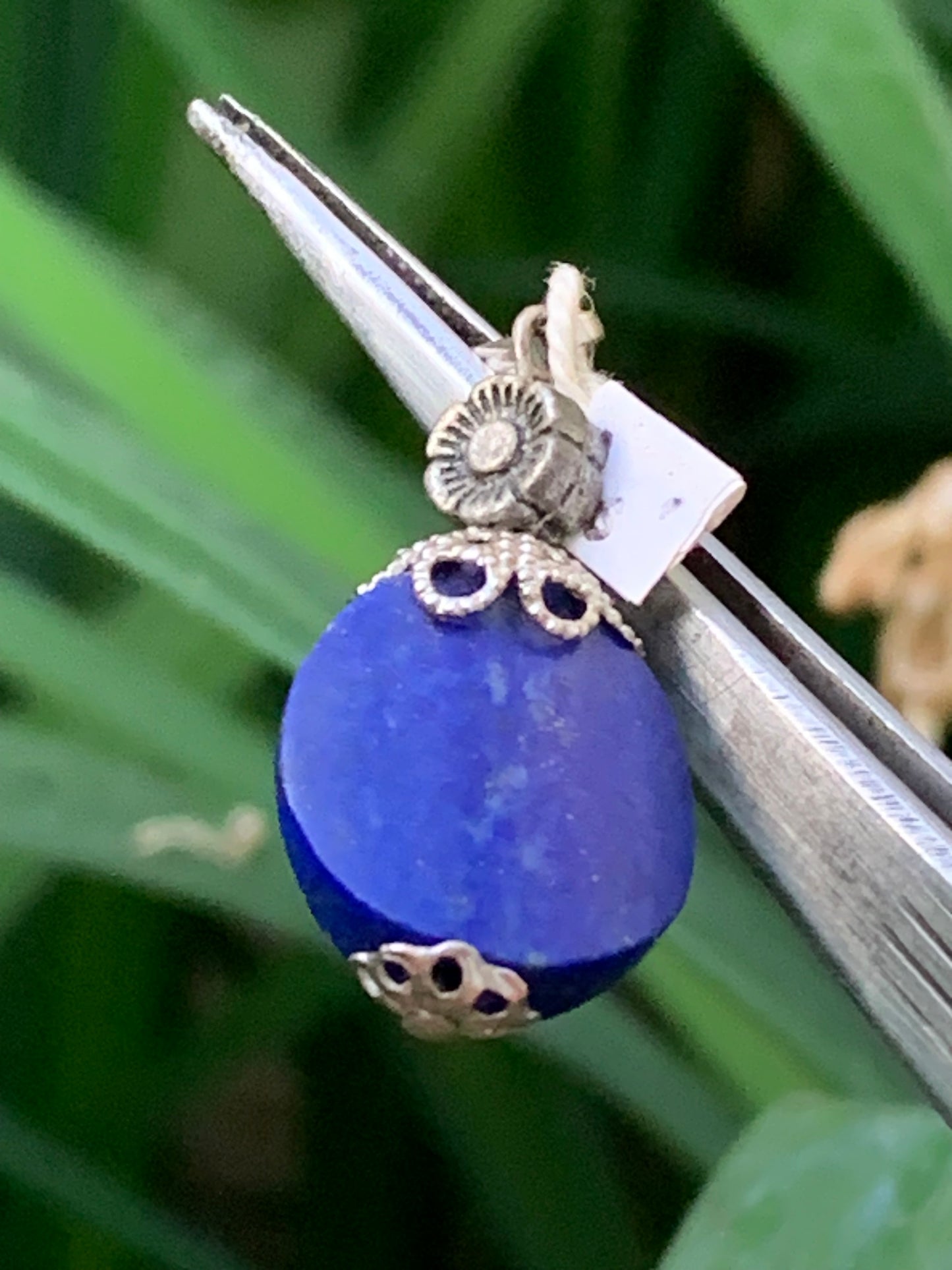 Lapis lazuli, pendentif avec fantaisie de 35 millimètres de hauteur totale x 15 x 5. Vendu avec un cordon réglable de couleur noire !