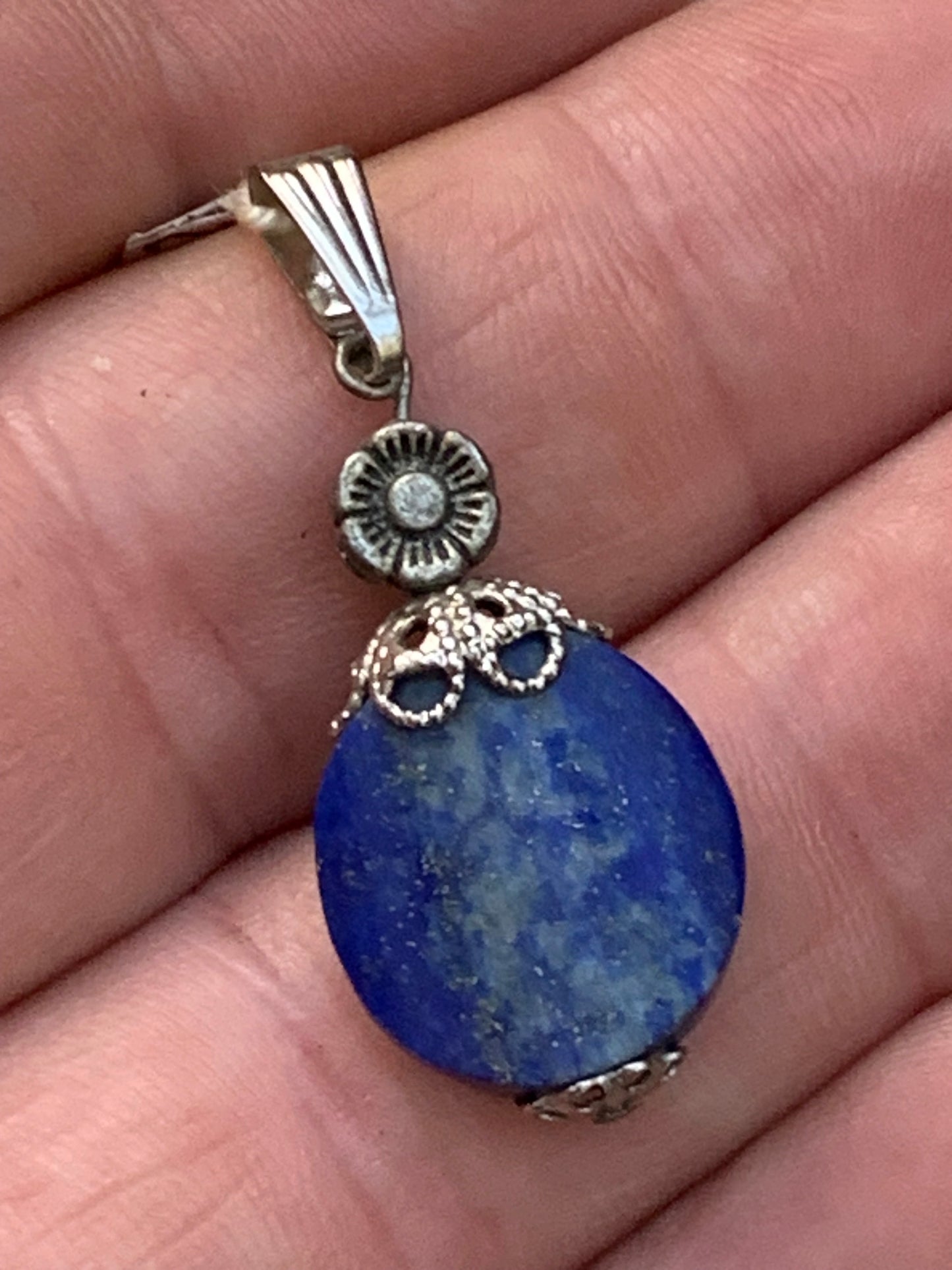 Lapis lazuli, pendentif avec fantaisie de 35 millimètres de hauteur totale x 15 x 5. Vendu avec un cordon réglable de couleur noire !