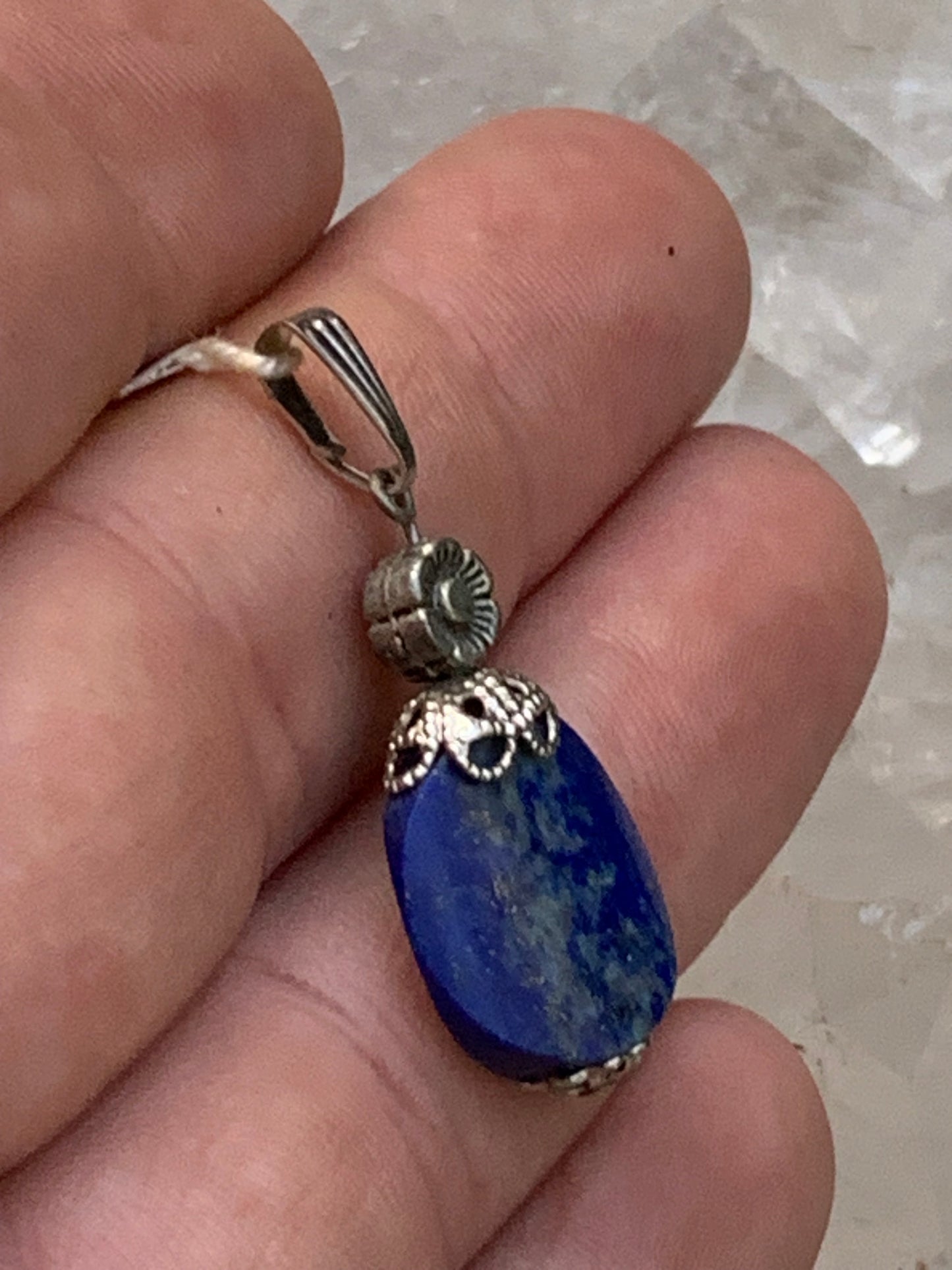 Lapis lazuli, pendentif avec fantaisie de 35 millimètres de hauteur totale x 15 x 5. Vendu avec un cordon réglable de couleur noire !