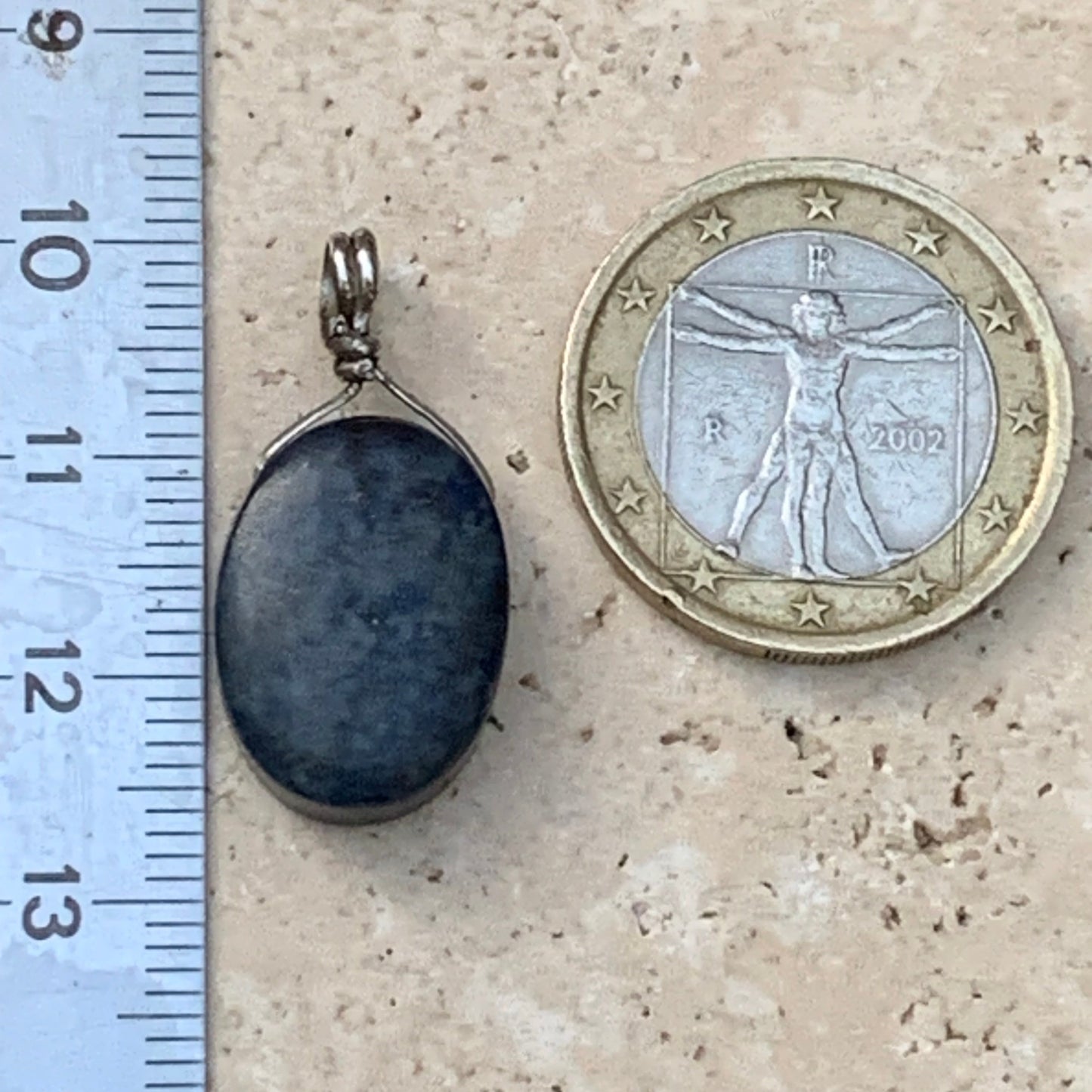 Lapis lazuli, pendentif en Argent 925, de 27 millimètres de hauteur x 13 millimètres de largeur x 7 d'épaisseur. Vendu avec un cordon réglable de couleur noire !