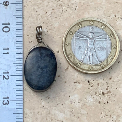 Lapis lazuli, pendentif en Argent 925, de 27 millimètres de hauteur x 13 millimètres de largeur x 7 d'épaisseur. Vendu avec un cordon réglable de couleur noire !