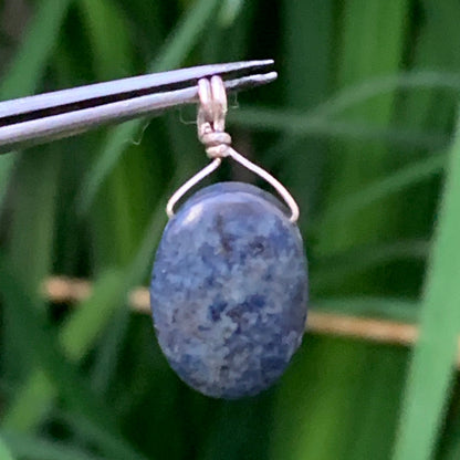 Lapis lazuli, pendentif en Argent 925, de 27 millimètres de hauteur x 13 millimètres de largeur x 7 d'épaisseur. Vendu avec un cordon réglable de couleur noire !