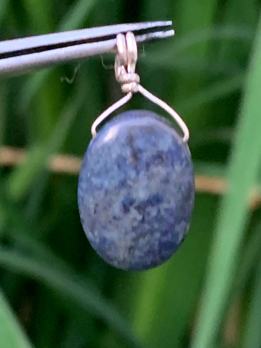 Lapis lazuli, pendentif en Argent 925, de 27 millimètres de hauteur x 13 millimètres de largeur x 7 d'épaisseur. Vendu avec un cordon réglable de couleur noire !