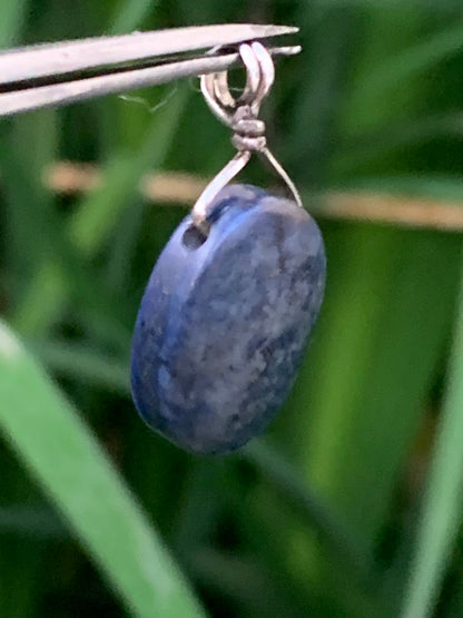 Lapis lazuli, pendentif en Argent 925, de 27 millimètres de hauteur x 13 millimètres de largeur x 7 d'épaisseur. Vendu avec un cordon réglable de couleur noire !