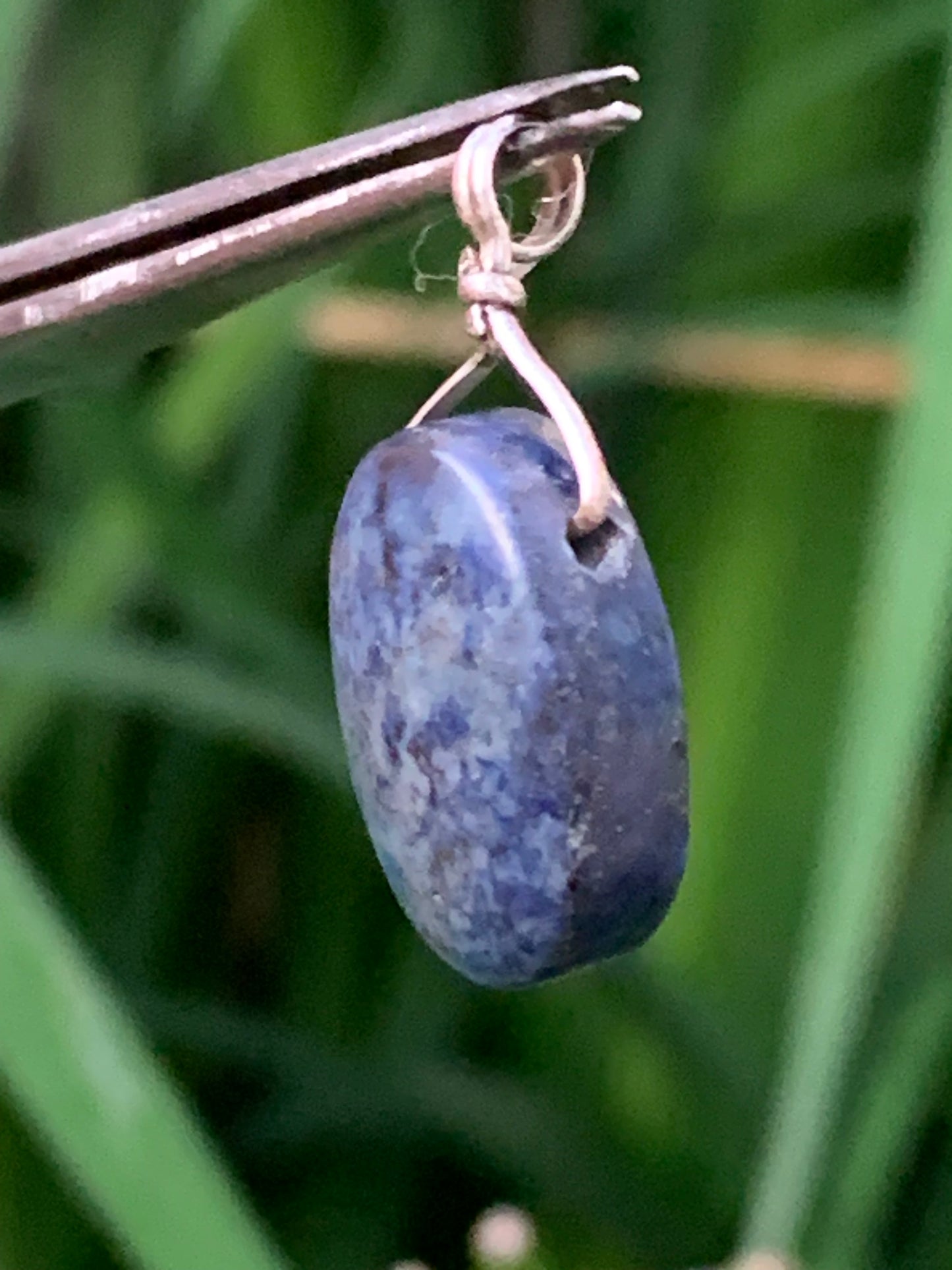 Lapis lazuli, pendentif en Argent 925, de 27 millimètres de hauteur x 13 millimètres de largeur x 7 d'épaisseur. Vendu avec un cordon réglable de couleur noire !