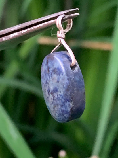 Lapis lazuli, pendentif en Argent 925, de 27 millimètres de hauteur x 13 millimètres de largeur x 7 d'épaisseur. Vendu avec un cordon réglable de couleur noire !