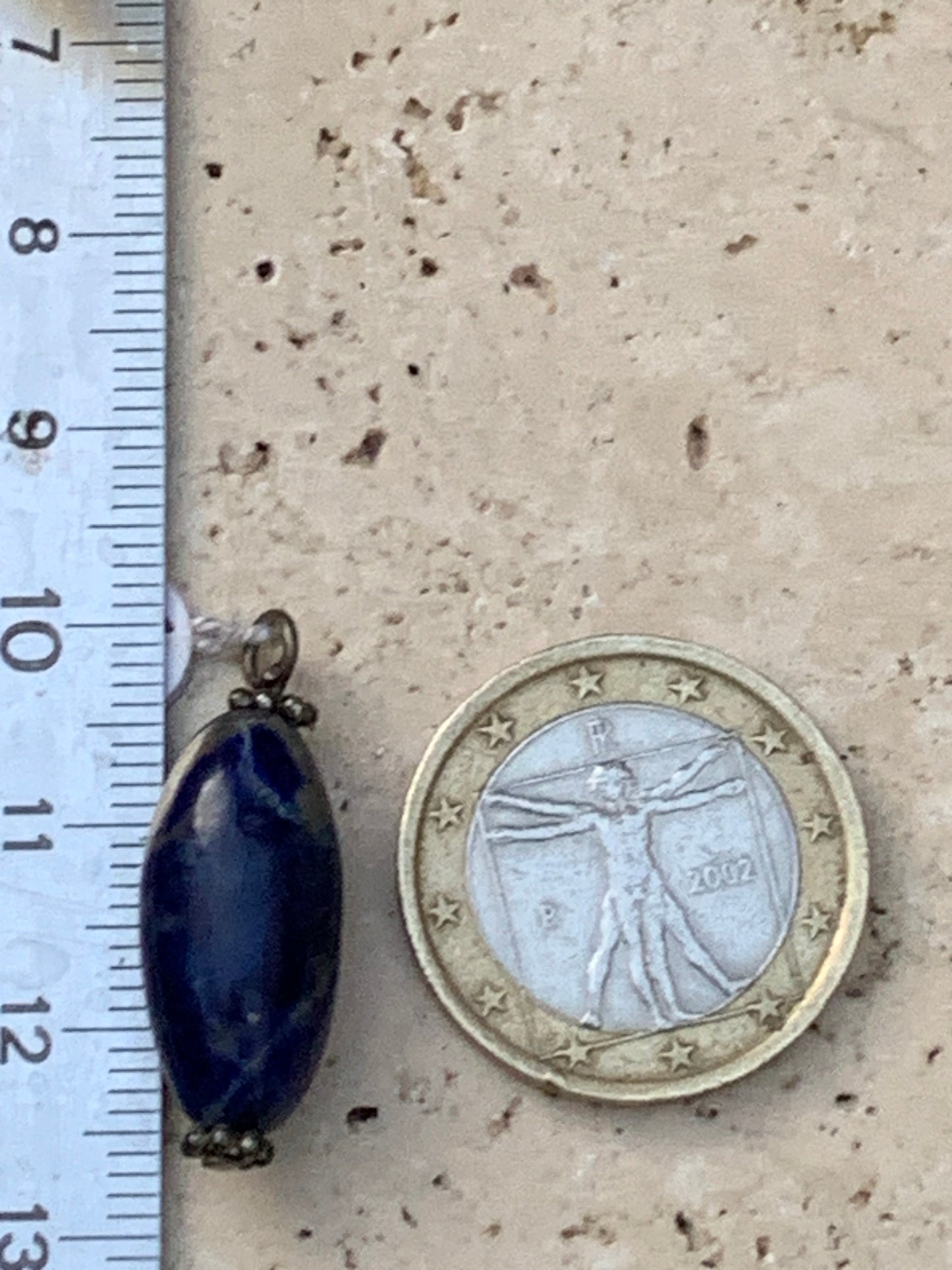 Lapis lazuli, joli pendentif de 28 millimètres de hauteur totale x 10 de diamètre. Vendu avec un cordon réglable de couleur noire !