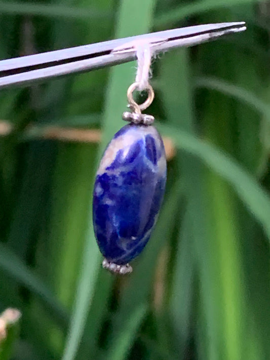 Lapis lazuli, joli pendentif de 28 millimètres de hauteur totale x 10 de diamètre. Vendu avec un cordon réglable de couleur noire !