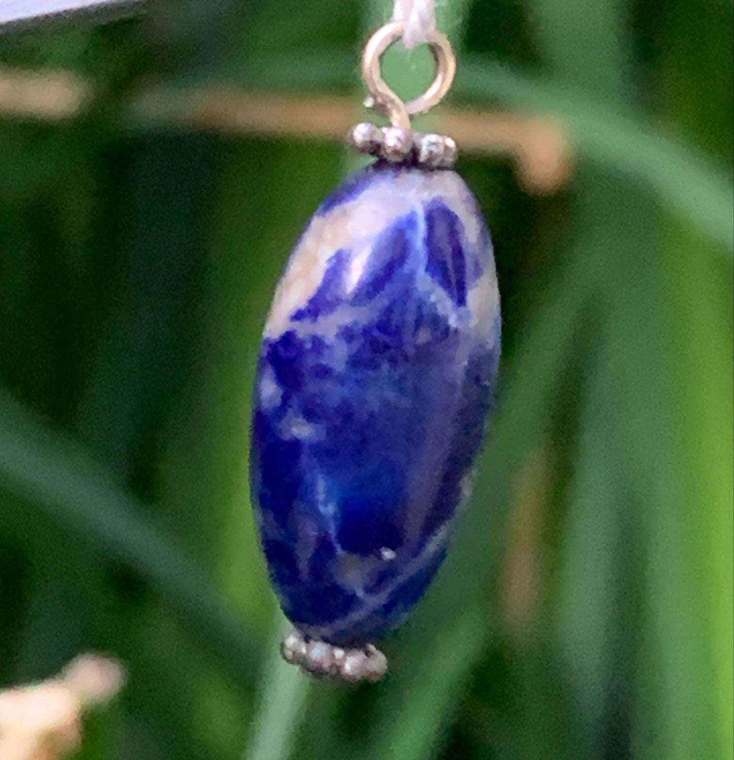 Lapis lazuli, joli pendentif de 28 millimètres de hauteur totale x 10 de diamètre. Vendu avec un cordon réglable de couleur noire !