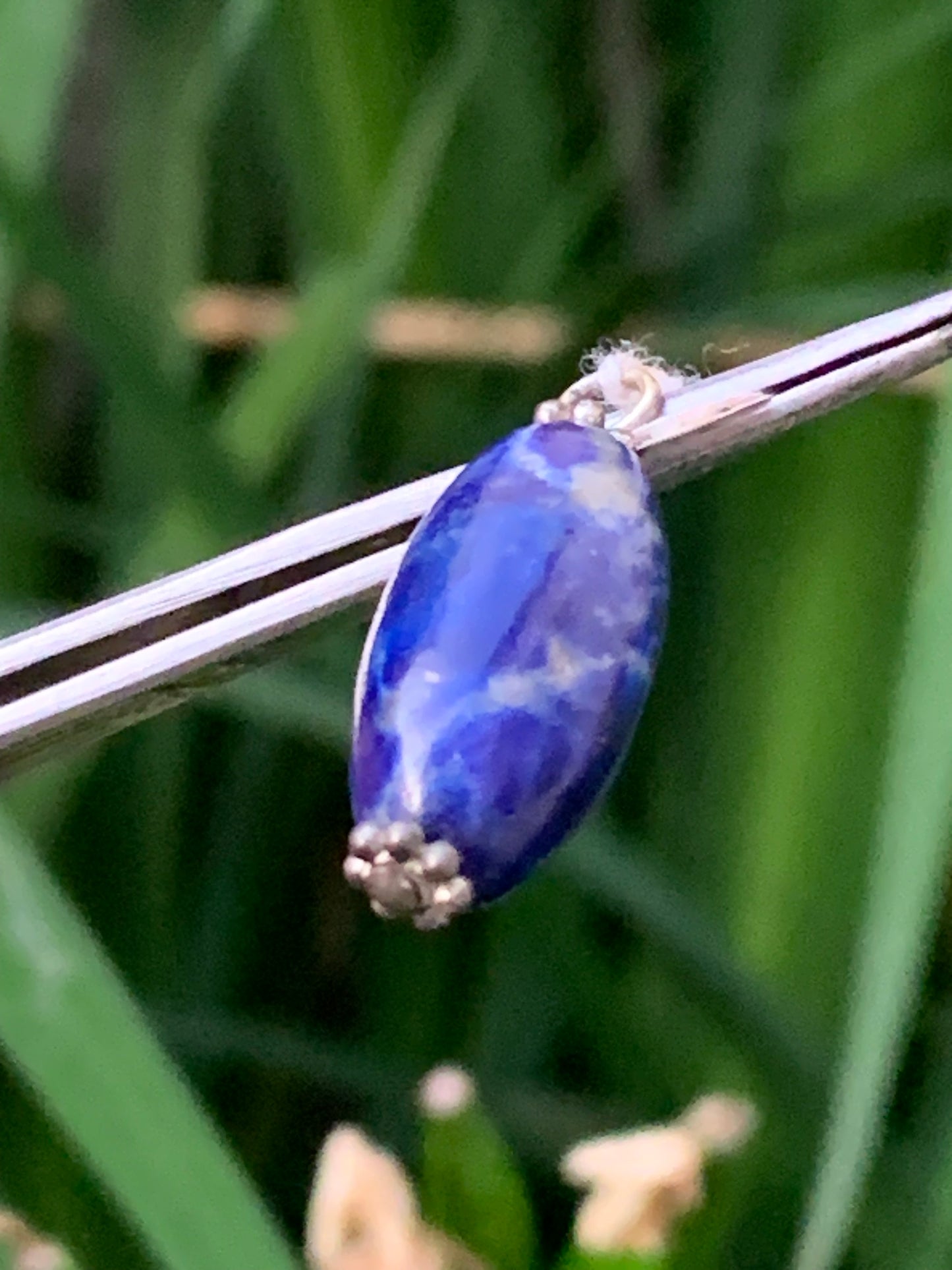 Lapis lazuli, joli pendentif de 28 millimètres de hauteur totale x 10 de diamètre. Vendu avec un cordon réglable de couleur noire !