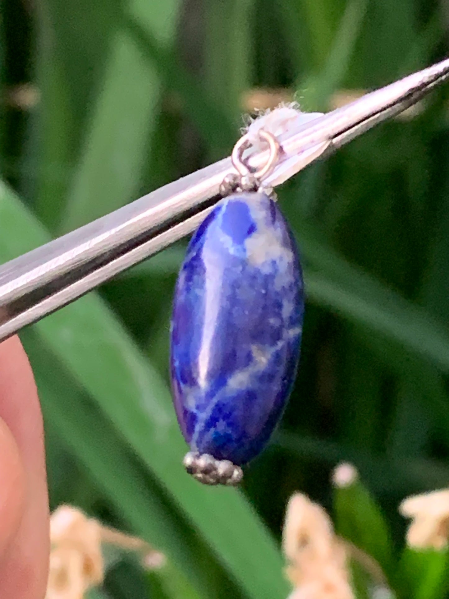 Lapis lazuli, joli pendentif de 28 millimètres de hauteur totale x 10 de diamètre. Vendu avec un cordon réglable de couleur noire !