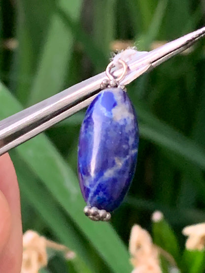 Lapis lazuli, joli pendentif de 28 millimètres de hauteur totale x 10 de diamètre. Vendu avec un cordon réglable de couleur noire !