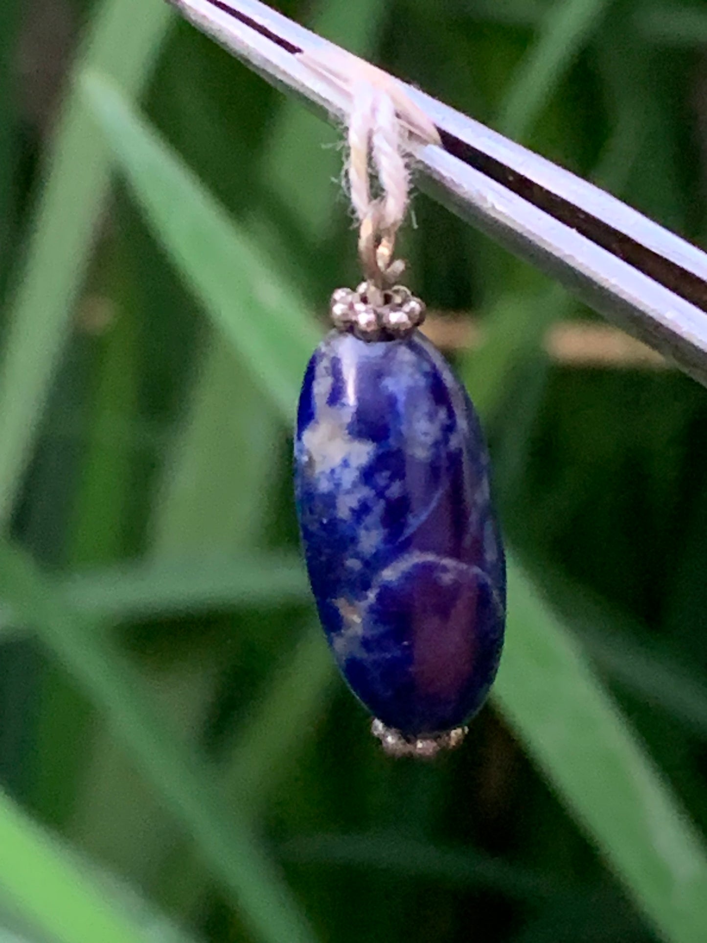 Lapis lazuli, joli pendentif de 28 millimètres de hauteur totale x 10 de diamètre. Vendu avec un cordon réglable de couleur noire !