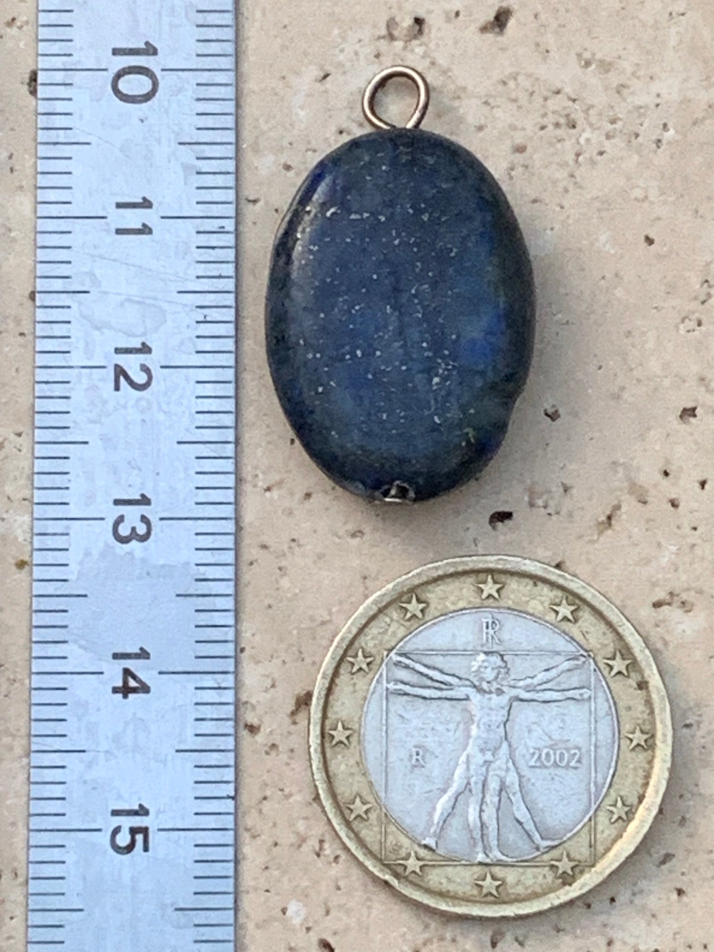 Lapis lazuli, pendentif de 30 millimètres de hauteur totale x 18 x 7. Vendu avec un cordon réglable de couleur noire !