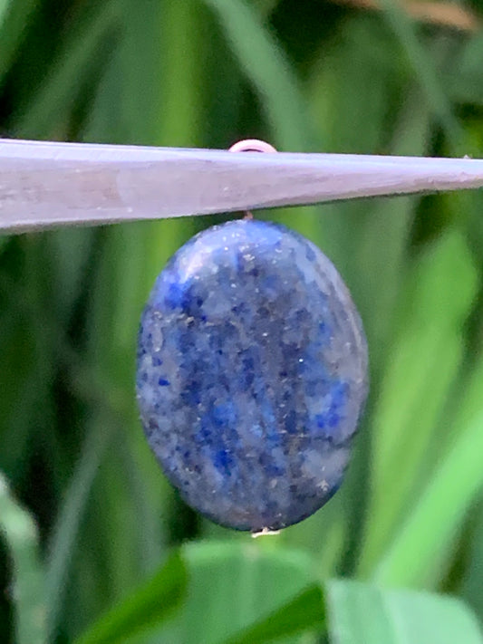 Lapis lazuli, pendentif de 30 millimètres de hauteur totale x 18 x 7. Vendu avec un cordon réglable de couleur noire !