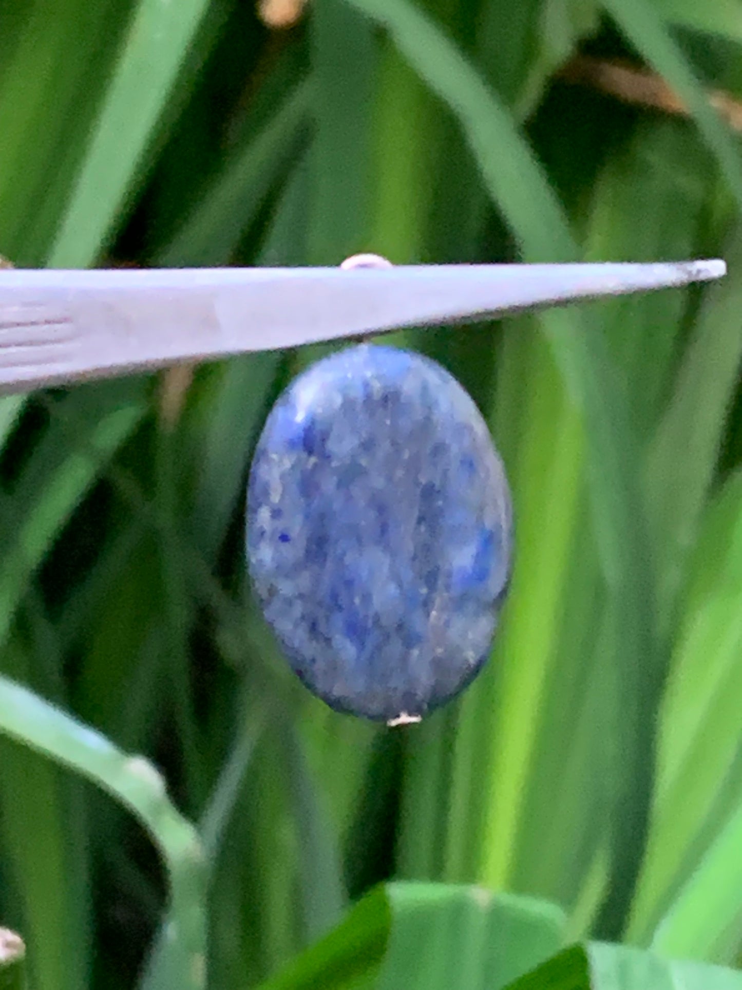 Lapis lazuli, pendentif de 30 millimètres de hauteur totale x 18 x 7. Vendu avec un cordon réglable de couleur noire !