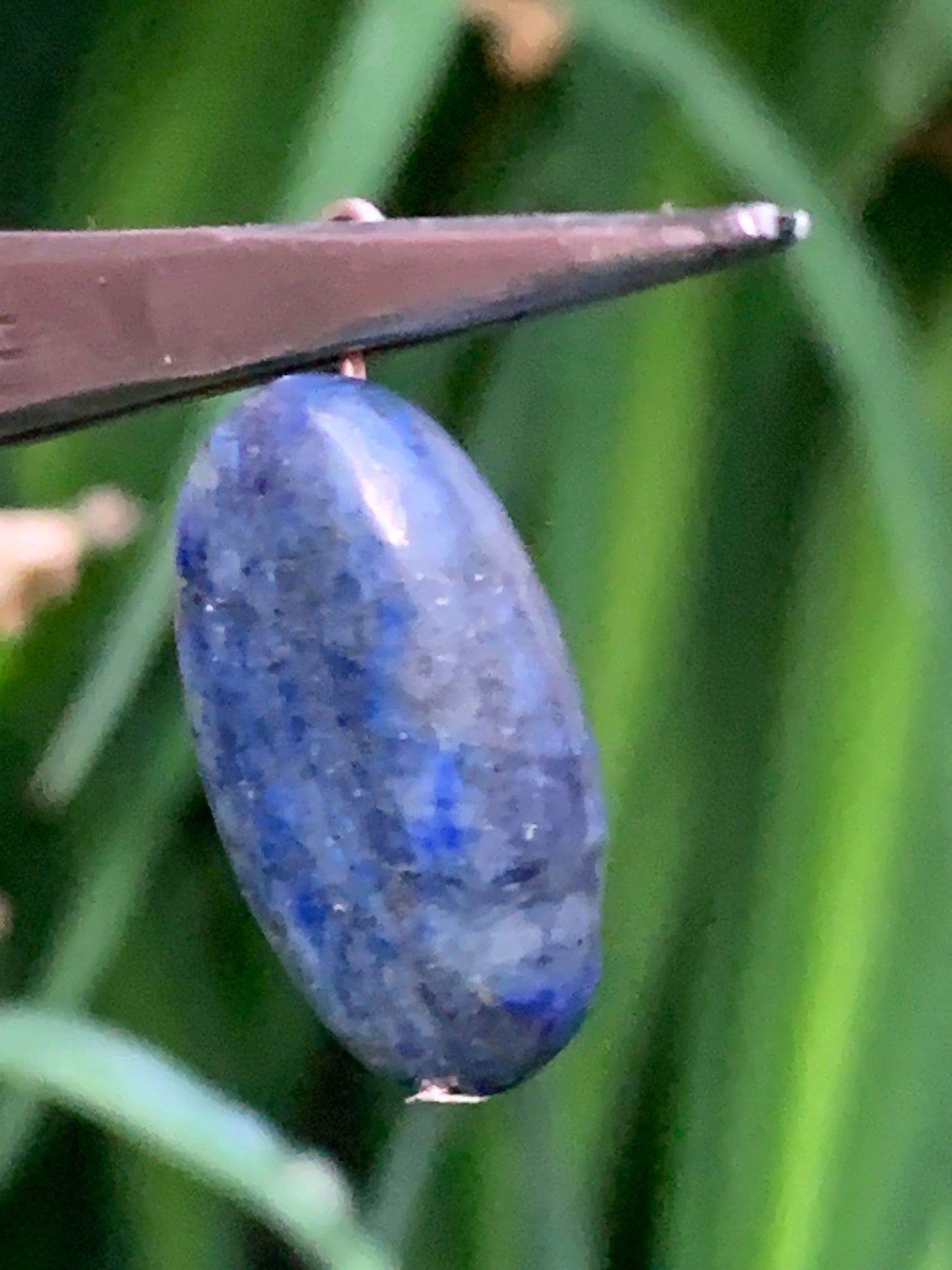 Lapis lazuli, pendentif de 30 millimètres de hauteur totale x 18 x 7. Vendu avec un cordon réglable de couleur noire !
