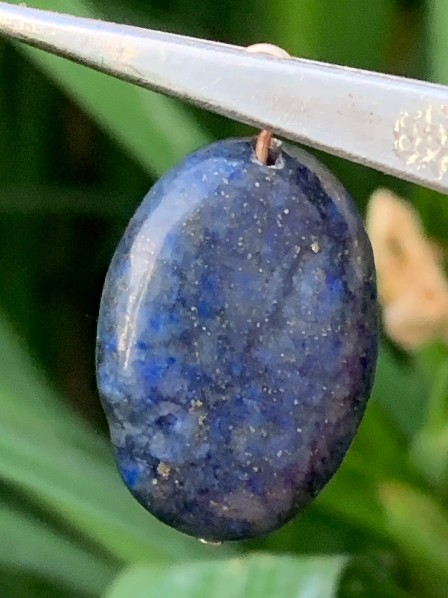 Lapis lazuli, pendentif de 30 millimètres de hauteur totale x 18 x 7. Vendu avec un cordon réglable de couleur noire !