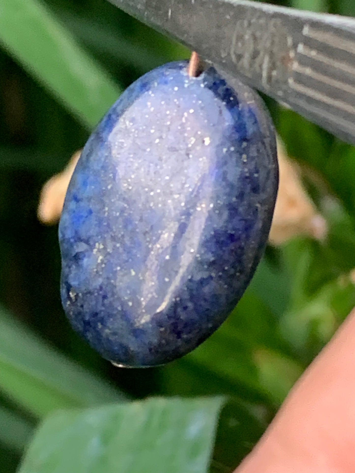 Lapis lazuli, pendentif de 30 millimètres de hauteur totale x 18 x 7. Vendu avec un cordon réglable de couleur noire !