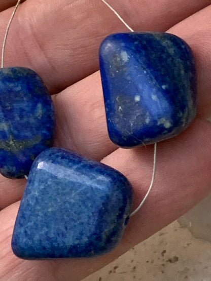 Lapis lazuli, 3 pierres percées, parfait en pendentif ou pour composition de collier, 20 mm x 15 x 15 environ. Vendu avec un cordon réglable de couleur noire !
