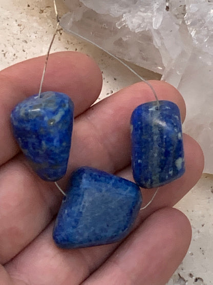 Lapis lazuli, 3 pierres percées, parfait en pendentif ou pour composition de collier, 20 mm x 15 x 15 environ. Vendu avec un cordon réglable de couleur noire !