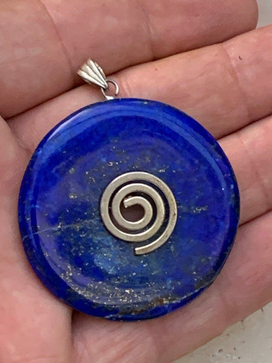 Lapis lazuli, pendentif de type 'Donuts', de 45x45x5 millimètres, vendu avec cordon coulissant (réglable), en cuir noir de 40 à 70 centimètres !