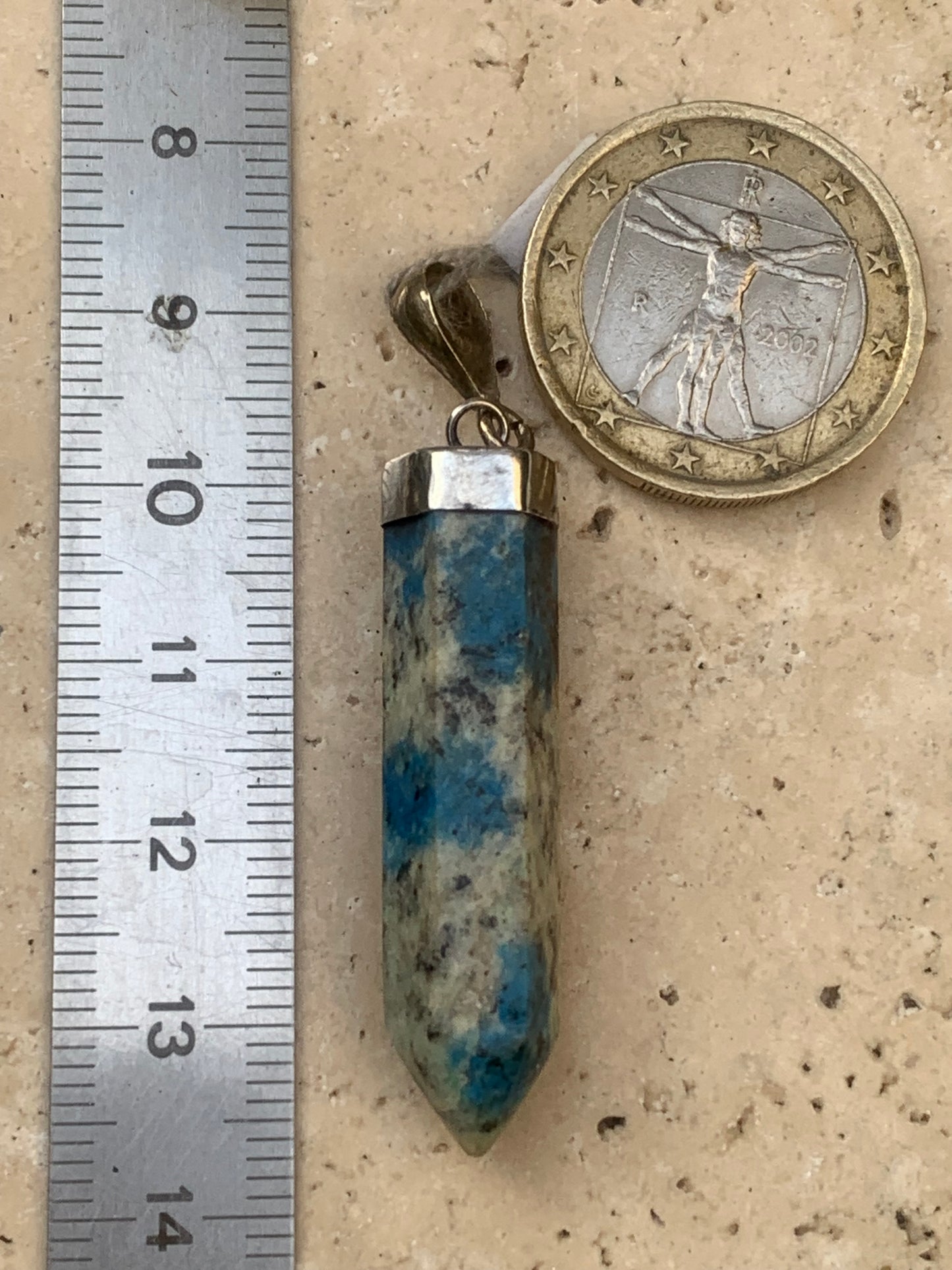 Jaspe K2* (Granit avec Azurite), pièce en Argent 0925 rhodié, de 50 millimètres de hauteur x 9 millimètres de largeur x 9 d'épaisseur. Vendu avec un cordon réglable de couleur noire !