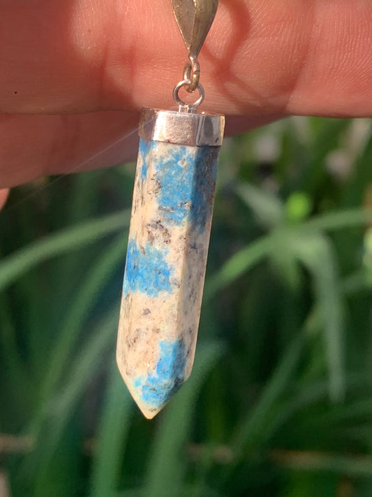 Jaspe K2* (Granit avec Azurite), pièce en Argent 0925 rhodié, de 50 millimètres de hauteur x 9 millimètres de largeur x 9 d'épaisseur. Vendu avec un cordon réglable de couleur noire !