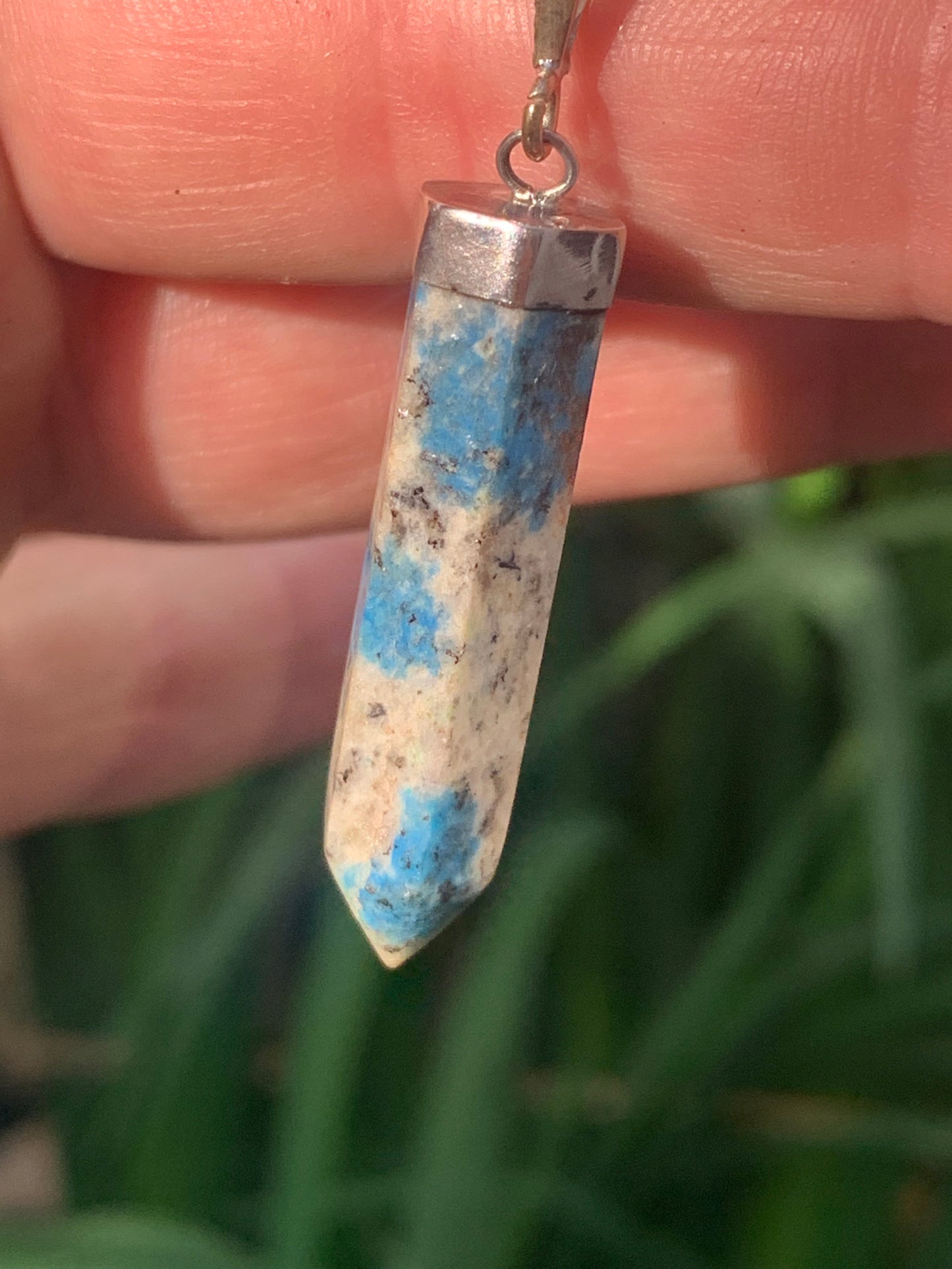 Jaspe K2* (Granit avec Azurite), pièce en Argent 0925 rhodié, de 50 millimètres de hauteur x 9 millimètres de largeur x 9 d'épaisseur. Vendu avec un cordon réglable de couleur noire !
