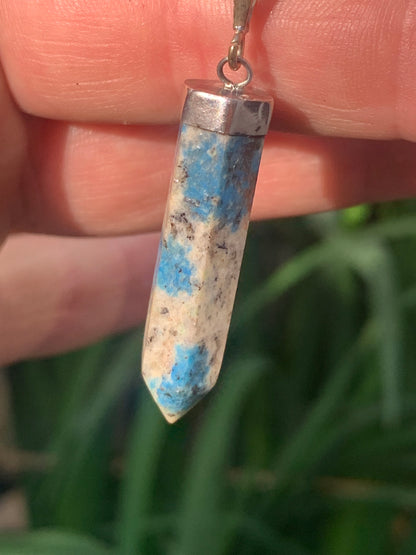 Jaspe K2* (Granit avec Azurite), pièce en Argent 0925 rhodié, de 50 millimètres de hauteur x 9 millimètres de largeur x 9 d'épaisseur. Vendu avec un cordon réglable de couleur noire !