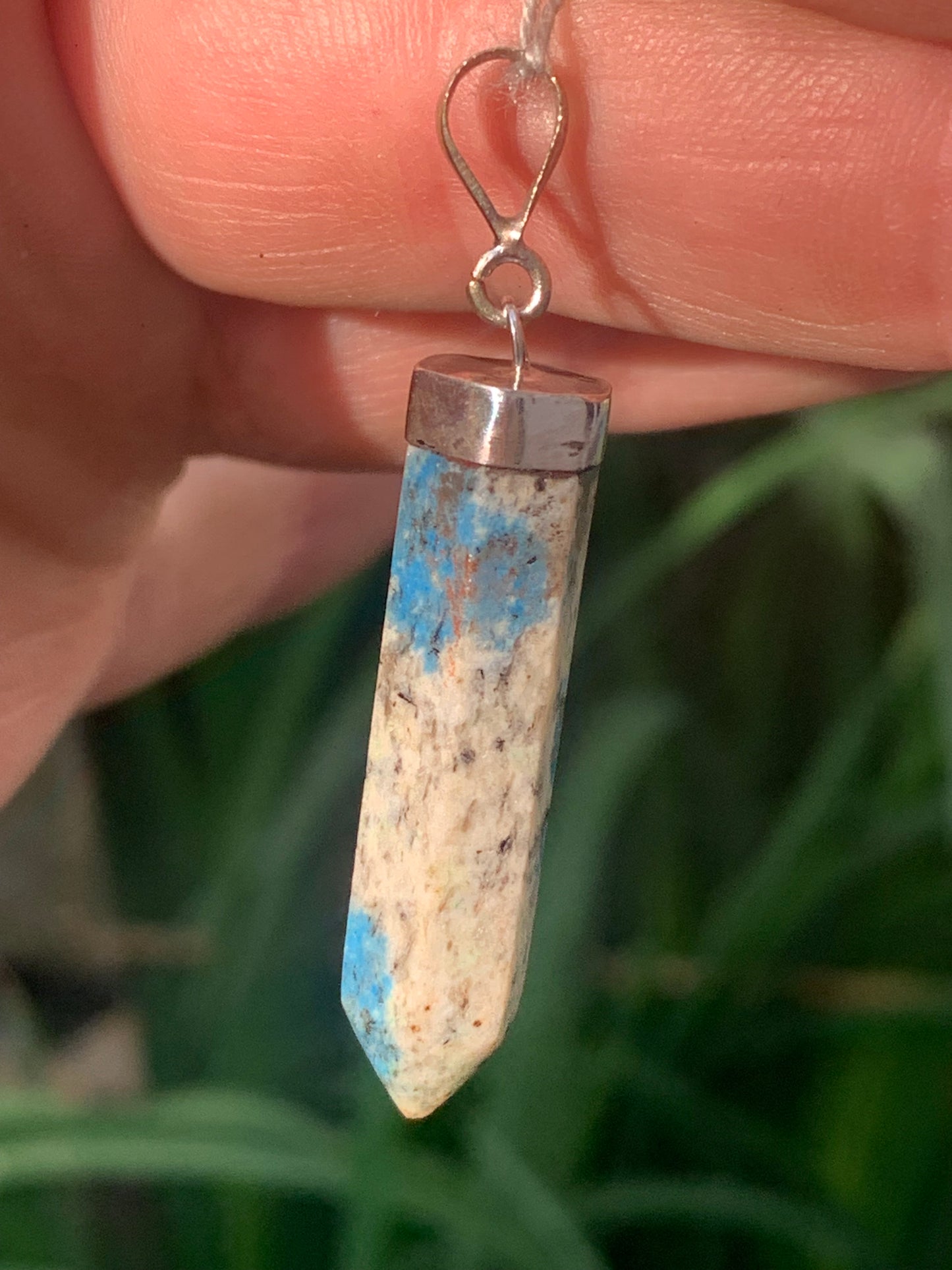 Jaspe K2* (Granit avec Azurite), pièce en Argent 0925 rhodié, de 50 millimètres de hauteur x 9 millimètres de largeur x 9 d'épaisseur. Vendu avec un cordon réglable de couleur noire !