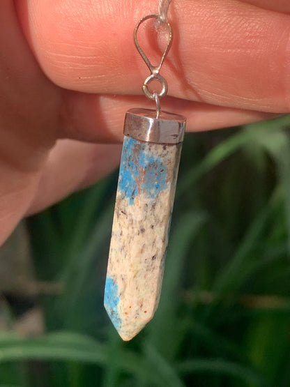 Jaspe K2* (Granit avec Azurite), pièce en Argent 0925 rhodié, de 50 millimètres de hauteur x 9 millimètres de largeur x 9 d'épaisseur. Vendu avec un cordon réglable de couleur noire !